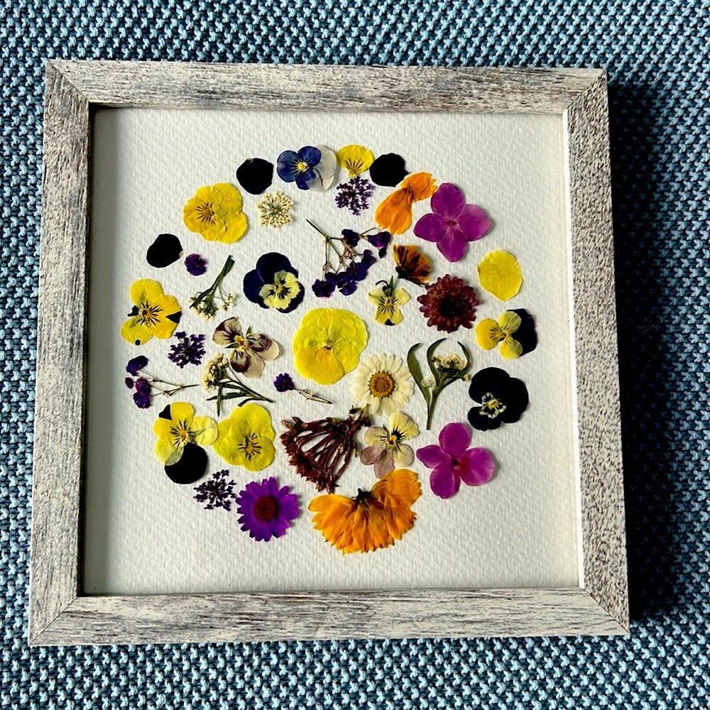 PRESSED FLOWER CIRCLE
